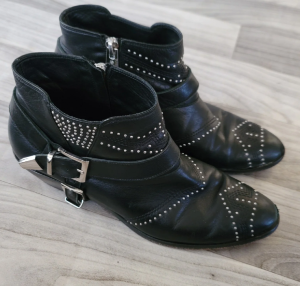 Ankle boots dengan aksen gesper